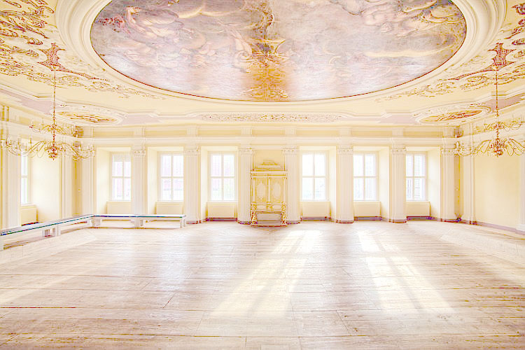Heller Barocksaal mit Deckengemälde